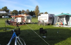 tiefstehende Sonne im Camp