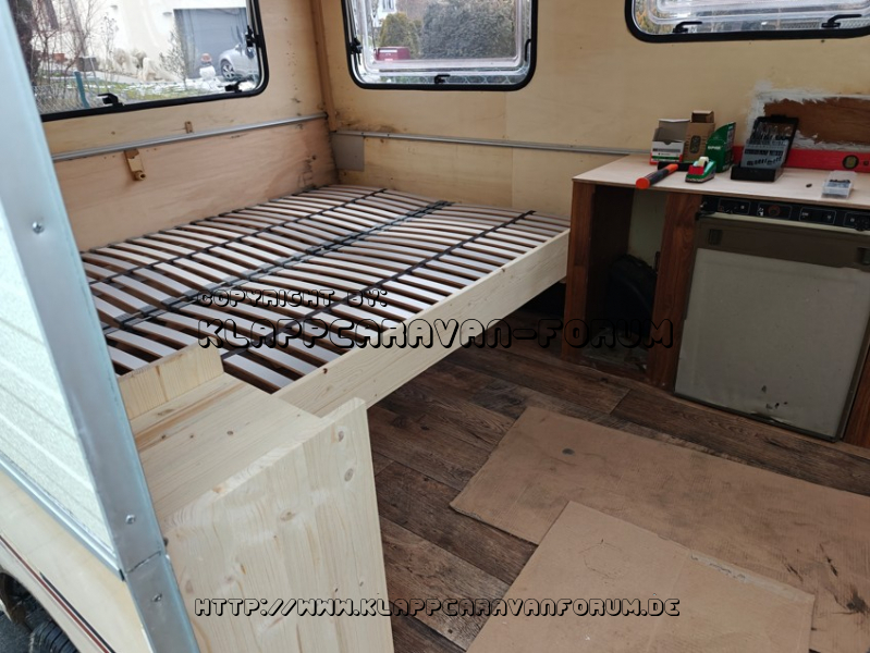 Neues Bett mit Lattenrost