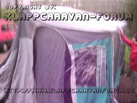 Nun das gesamte Zelt aufklappen-das Vorzelt klappt direkt mit aus