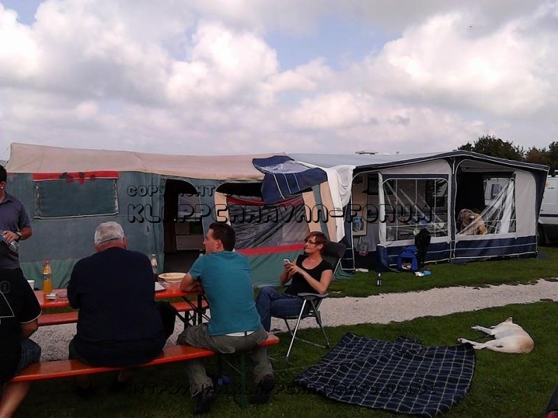 Symbiose von Falter und Wohnwagen